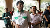 Sekitar 15 menit berselang, Ketua DPD DKI PPP Abraham Lulung Lunggana juga tiba menghampirinya.