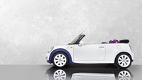 Polesan warna ungu tampak mendominasi pada interior mobil yang dikolaborasikan dengan warna biru.