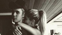 New Years , tulis Hailey di caption fotonya. (Instagram/haileybaldwin)