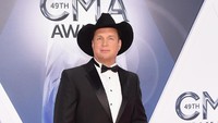 Garth Brooks ternyata juga masuk ke dalam daftar musisi berpendapatan tinggi dengan Rp 942 Miliar. Michael Loccisano/Getty Images/detikFoto.