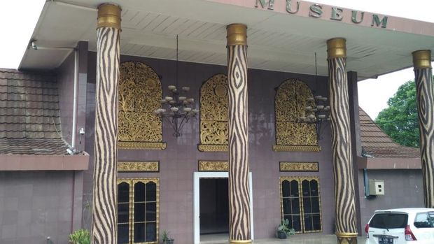Patung megalitikum di Museum Balaputra Dewa, Palembang