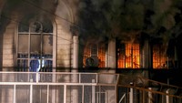 Kejadian tersebut terjadi pada Sabtu (2/1) beberapa jam usai eksekusi Nimr. Massa merusak interior gedung dan api sempat terlihat dari dalam gedung kedutaan. Mehdi Ghasemi/Reuters/detikFoto.