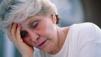 Kelelahan, pola tidur memburuk dan masalah mood serta memori menjadi gejala yang umum terjadi pada pengidap Fibromyalgia. Para ahli memercayai penyakit ini disebabkan oleh perubahan cara otak memproses sinyal rasa sakit. Biasanya menyerang wanita rentang usia 40-50 tahun. Foto: thinkstock