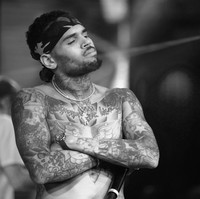 Chris Brown, InggrisPenyanyi ini tak hanya dilarang di Inggris tapi juga Kanada dan Australia. Alasannya adalah karena kasus penyerangannya terhadap Rihanna. Foto: Hollywood - Istimewa