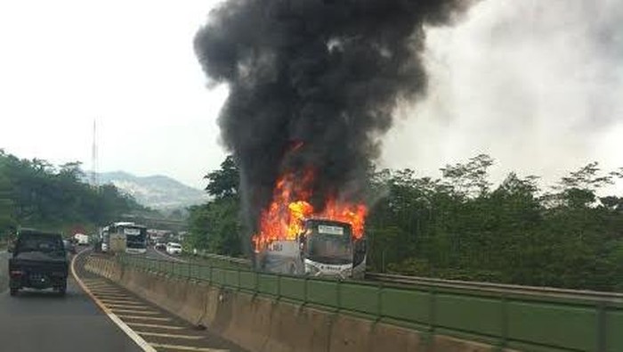 Bus Terbakar di Tol Purbaleunyi, Lalin Arah Jakarta Macet 2,5 Km