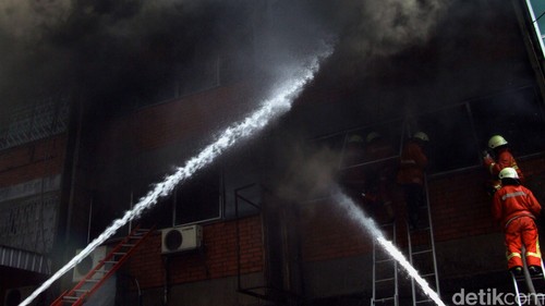 Pemadam kebakaran menjinakan api.
dikhy sasra/ilustrasi/detikfoto