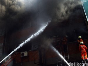 Kebakaran di Kawasan Industri Cikarang Bekasi, Asap Hitam Membubung