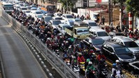  Jalur Busway tampak padat pengendara bermotor.
