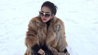Syahrini mengakhiri 2015 di Swiss. Berpose di tengah salju, pelantun Seperti Itu tersebut tak pernah lupa membawa tas Hermes kesayangannya. (Instagram/princessyahrini)