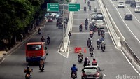 Dengan adanya flyover non tol tersebut, arus lalu lintas di simpang Kuningan menjadi lebih baik. 