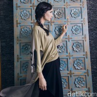 Tunic: Rama Dauhan. Pants: Jeffry Tan. Fotografer: Denny Tjan. Make-up & Hairdo: Febby Indah (Instagram: febbyindah). Stylist: Hestianingsih. Lokasi: Karumba! Rooftop Rum Bar, Mercure Jakarta Simatupang Jln. RA KARTINI NO. 18, Lebak Bulus, JAKARTA 12440. P. 6221 75 999 777. Model: Ilmira Usmanova