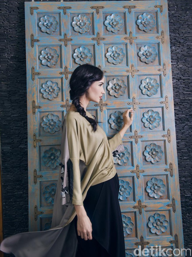 Tunic: Rama Dauhan. Pants: Jeffry Tan. Fotografer: Denny Tjan. Make-up & Hairdo: Febby Indah (Instagram: febbyindah). Stylist: Hestianingsih. Lokasi: Karumba! Rooftop Rum Bar, Mercure Jakarta Simatupang Jln. RA KARTINI NO. 18, Lebak Bulus, JAKARTA 12440. P. 6221 75 999 777. Model: Ilmira Usmanova