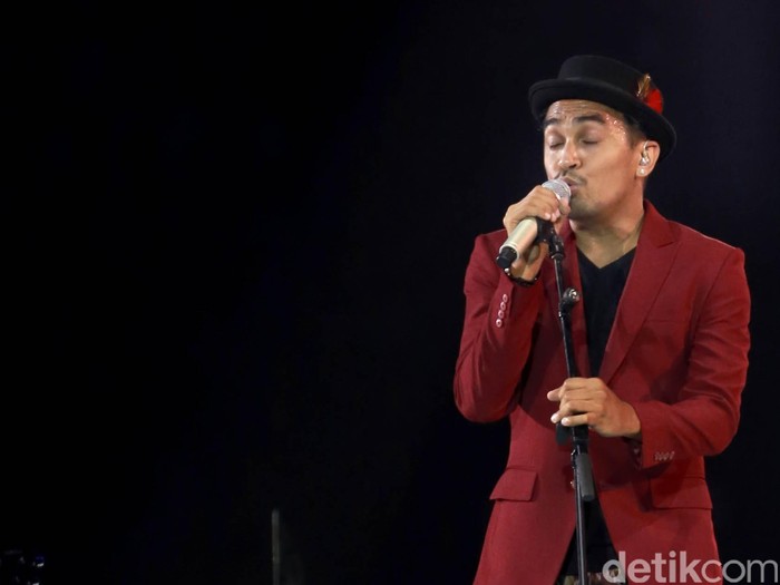 Glenn Fredly di konser Menanti Arah