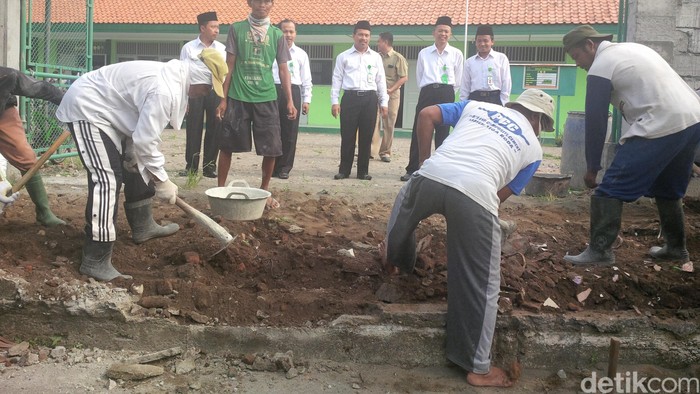 6 Pekerja Lanjutkan Pembongkaran Akses ke MTs Muhammadiyah, Begini Suasananya