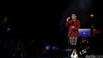 Sajian Beda Tulus di Konser Monokrom