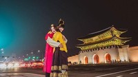 So sweet... Chelsea dan Glenn berpelukan di depan Gerbang Gwanghwamun, gerbang yang berdiri di depan Istana Gyeongbok, Seoul, Korsel. (Instagram/glennalinskie; go.plus)
