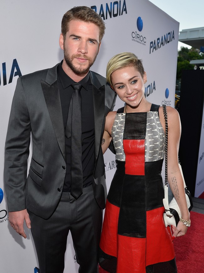 Kembali menjalin hubungan, pada Juni 2012 pasangan aktor dan penyanyi ini mengumumkan pertunangan mereka. Meski sudah terikat, hubungan mereka tak sepi dari drama. Miley bahkan sempat dituduh berselingkuh. Setelah kabar itu, ia tak lagi terlihat pakai cincin tunangan dan dikatakan menunda rencana pernikahan. Foto: Frazer Harrison
