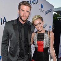 Kembali menjalin hubungan, pada Juni 2012 pasangan aktor dan penyanyi ini mengumumkan pertunangan mereka. Meski sudah terikat, hubungan mereka tak sepi dari drama. Miley bahkan sempat dituduh berselingkuh. Setelah kabar itu, ia tak lagi terlihat pakai cincin tunangan dan dikatakan menunda rencana pernikahan. Foto: Frazer Harrison
