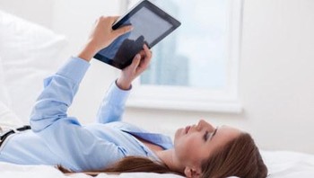 Batasi Penggunaan Gadget. Tahun ini, ada baiknya untuk membatasi mata kita dalam menatap layar bercahaya tersebut. Beberapa kegiatan yang dapat dilakukan untuk menggantikannya antara lain berjalan-jalan setelah makan siang, atau perbanyak berbincang setelah makan malam. (Foto: thinkstock)