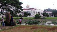 Kebun Raya Bogor menjadi destinasi paling ikonik yang lokasinya sangat dekat, hanya sekitar 1 jam dari Jakarta. Selain menikmati kesejukan taman botani, pengunjung dapat menjelajahi Museum Zoologi, Griya Anggrek, hingga Monumen Lady Raffles. Tempat ini cocok untuk liburan keluarga tanpa perlu persiapan rumit. (Adit/detikcom)  