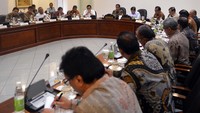 Hadir pula dalam rapat tersebut, Gubernur Jawa Barat Achmad Heryawan, Wakil Gubernur DKI Djarot, Walikota Bandung Ridwan Kamil dan Direktur Utama PT Adhi Karya Tbk Kiswo Darmawan. Cahyo/Setpres.