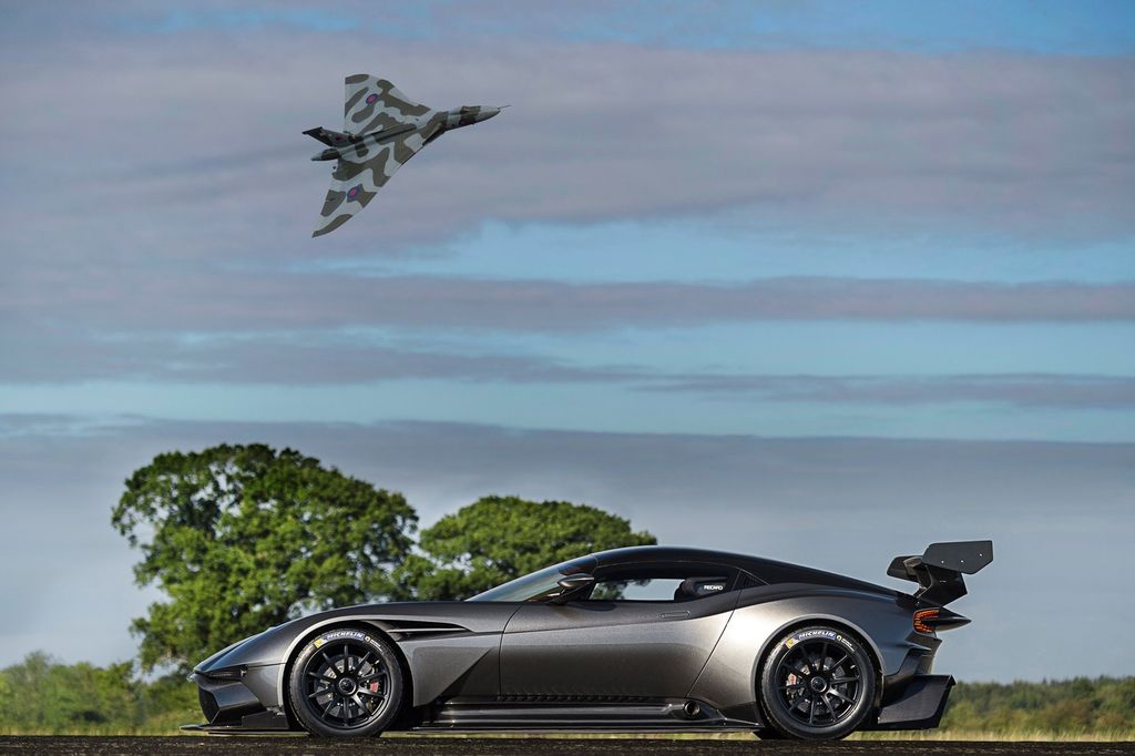 Aston Martin Vulcan VS Bomber