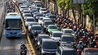  Hari Pertama usai liburan panjang, kawasan jalan Mampang Jakarta Selatan terpantau padat merayap di jam kerja.