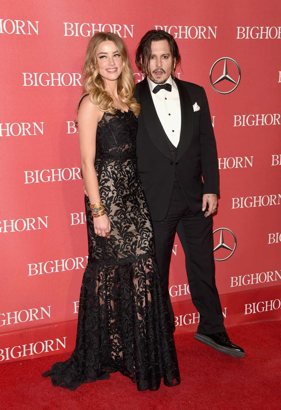 Tampil dengan Johnny Depp, Amber Heard Cantik Bergaun Hitam