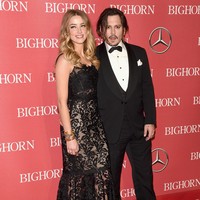 Johnny Depp menjalin hubungan yang sangat lama dengan mantan kekasihnya Vanessa Paradis. Namun hubungan yang telah menghasilkan anak itu tak kunjung ke pelaminan. Namun saat Depp bertemu dengan Amber Heard, tak perlu pikir lama ia pun menikahinya. Depp menikah saat usianya 52 tahun pada 2015 silam. Namun pernikahannya tak berlangsung lama, kini keduanya telah bercerai. Foto: Jason Merritt/Getty Images for PSIFF