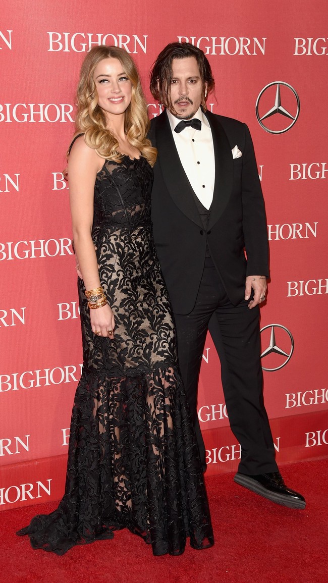 Johnny Depp menjalin hubungan yang sangat lama dengan mantan kekasihnya Vanessa Paradis. Namun hubungan yang telah menghasilkan anak itu tak kunjung ke pelaminan. Namun saat Depp bertemu dengan Amber Heard, tak perlu pikir lama ia pun menikahinya. Depp menikah saat usianya 52 tahun pada 2015 silam. Namun pernikahannya tak berlangsung lama, kini keduanya telah bercerai. Foto: Jason Merritt/Getty Images for PSIFF