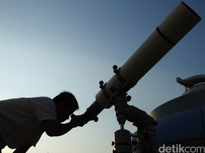 Teropong hilal. 
dikhy sasra/ilustrasi/detikfoto