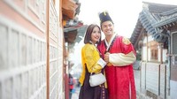 Mereka tampil serasi dengan hanbok, busana tradisional Korea. (Instagram/chelseaoliviaa; go.plus)