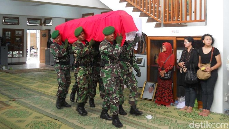 Jenazah Edhi Soenarso Dilepas Secara Militer Jenazah Edhi Soenarso Dilepas Secara Militer