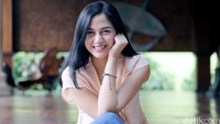Senyuman manisnya membuat pria luluh.