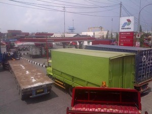Harga Solar Turun, Sopir Truk Antre di SPBU Surabaya