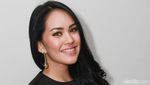 Berbaju Ketat, Kartika Putri Pamer Lekukan Tubuh