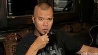 Sembari menikmati segelas kopi, Dhani berpose di depan kamera. Pool/Ismail/detikHOT.
