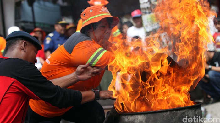 Tim pemadam kebakaran dan sianga bencana. Agung Pambudhy/ilustrasi/Detikcom.