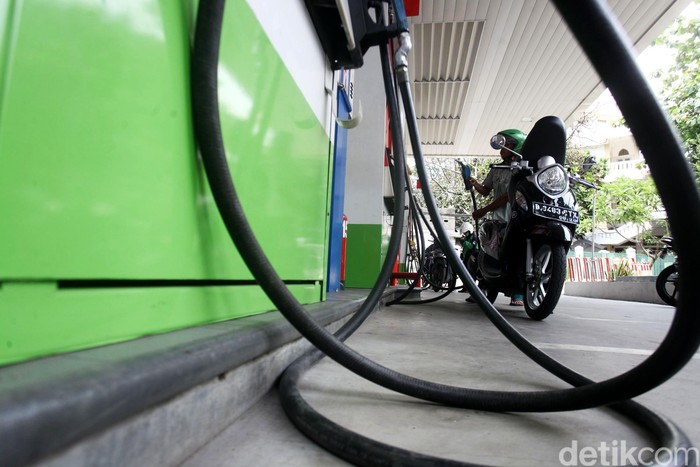 Mulai hari ini berbagai harga BBM turun serentak, mulai dari bensin premium, solar, Pertamax hingga Pertalite. Harga premium di wilayah Jawa-Madura-Bali turun dari Rp 7.400/liter jadi Rp 7.050/liter.