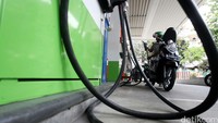 Harga premium saat ini dijual Rp 7.050/liter, dan Solar Rp 5.650.