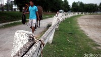 Besi yang digunakan untuk mengaitkan kayu sebagai pagar juga karatan.