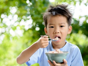 Dokter Tak Sarankan Beri Kerupuk pada si Kecil, Ini Alasannya