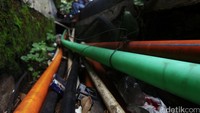 Kabel-kabel tersebut tampak tidak tertata dan terlihat carut marut melintang bersama sampah yang ada di selokan tersebut. 