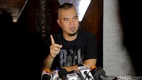 Ahmad Dhani saat gelar jumpa pers di kediamannya di Pondok Indah, Jakarta Selatan, Selasa (5/1/2016). Pool/Ismail/detikHOT.