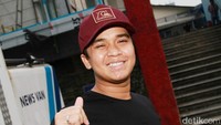 Billy Syahputra tampak sumringah. Pool/Gus Mun/detikFoto.
