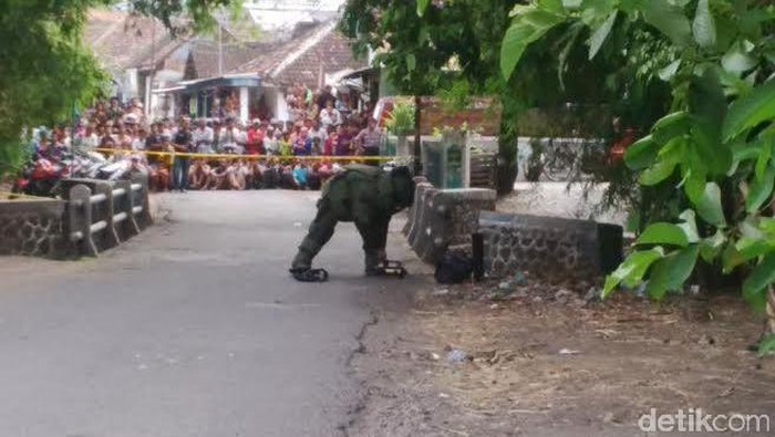 Tas Warna Biru Diduga Bom Bikin Geger Warga Pasuruan