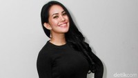 Kartika Putri kenakan dress ketat saat ditemui di kawasan Kebon Jeruk, Jakarta Barat, Selasa (5/1/2016). Pool/Gus Mun/detikFoto.