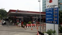Premium non Jamali dari Rp 7.300/liter turun menjadi Rp 6.950/liter. Sedangkan Premium di Jamali dari Rp 7.400/liter turun jadi Rp 7.050/liter.