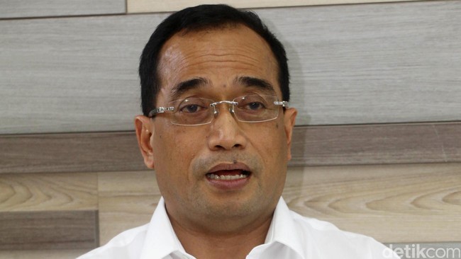 Menhub Jungkir Balik Turunkan Tarif Pesawat