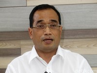 Menhub Jungkir Balik Turunkan Tarif Pesawat
